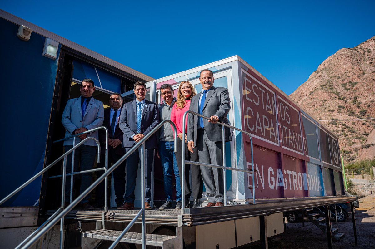 TeresitaMadera's tweet photo. Visitamos Sanagasta para acompañar a vecinas y vecinos en un nuevo Aniversario, junto al gobernador @QuintelaRicardo y el intendente @fedesbiroli hicimos entrega de indumentaria a estudiantes que cursan gastronomía en el Aula Móvil. 

Además, dejamos inaugurada una hermosa plaza que lleva el nombre de "10 de Mayo" en homenaje a la fundación del departamento; 
un lugar de recreación y encuentro que cuenta también con espacios para feriantes, generando nuevas oportunidades!