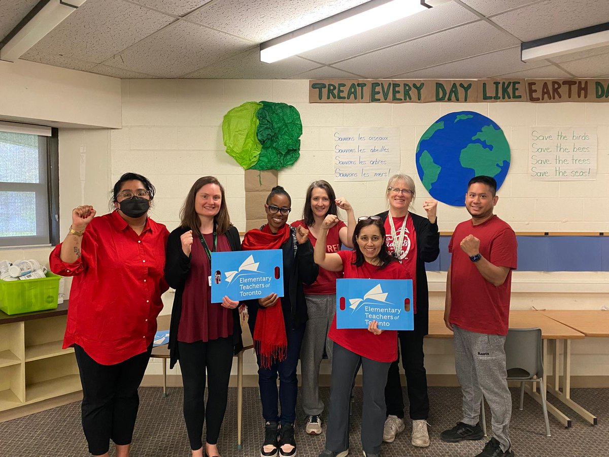 The amazing teachers at Anson S Taylor JPS are wearing #ETTRedforEd to express their solidarity in our fight for better working conditions & learning conditions. Negotiations resume on Monday! 🍎 @ElemTeachersTO #OntEd #EducationUnafraid