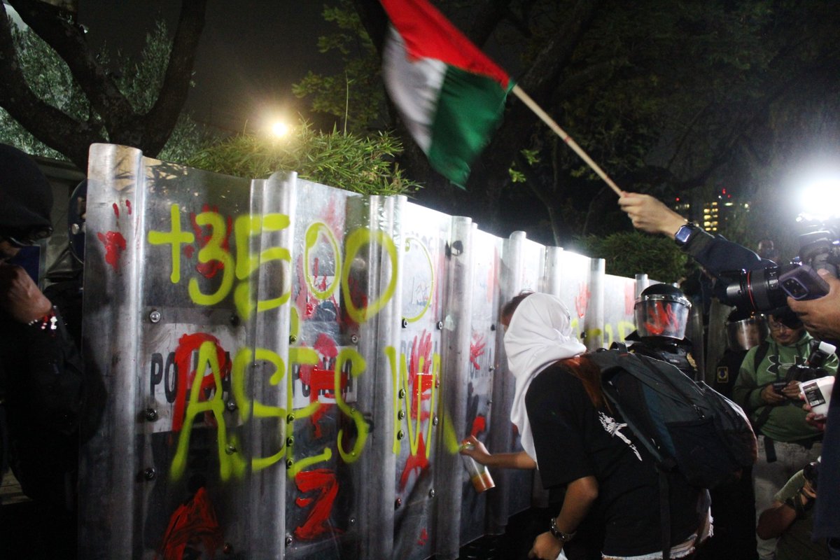 Manifestantes en #México se suman, frente a la embajada de #Israel, a la demanda mundial para el cese al fuego en #Palestina 👉 avispa.org/?p=115817 🐝 #PaletinaLibre #CDMX #Palestine #Macron #France #GazaGenocide #Gaza #IsraelGenocida #PalestinaLivre #Latinoamérica