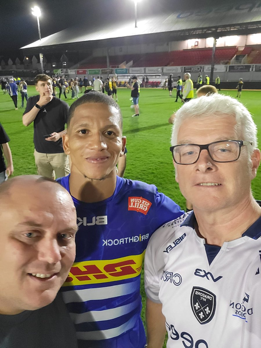 We might have seen @THESTORMERS put our @dragonsrugby boys to the sword tonight, but at least me & @tweetian01 got a photo with Manie Libbok
Disappointed in the result, not the performance, got to say goodbye to some of the leavers & happy to meet a great great player.