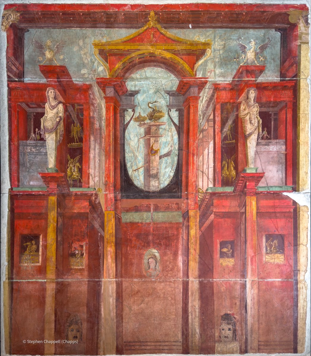 #FrescoFriday This massive fresco with an architectural theme has a complex set of vanishing points which provides perspective. Caryatids, masks, golden statues, griffins, all enhance this fantasy in RED. 😍  1/

2nd half of the 1st c. CE, #Pompeii. (Pompeii Antiquarium)

📸 me