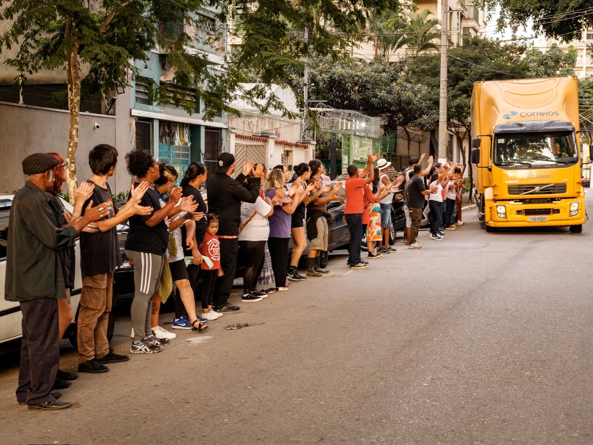 A SOLIDARIEDADE É PRA VALER! Hoje o @mtst fez uma força-tarefa para doar 1000 cestas básicas e produtos de higiene para os nossos irmãos no RS. Tudo isso graças às pessoas que têm doado para as @CozinhasMTST. O que acontece nessa região é uma tragédia e não descansaremos até o…