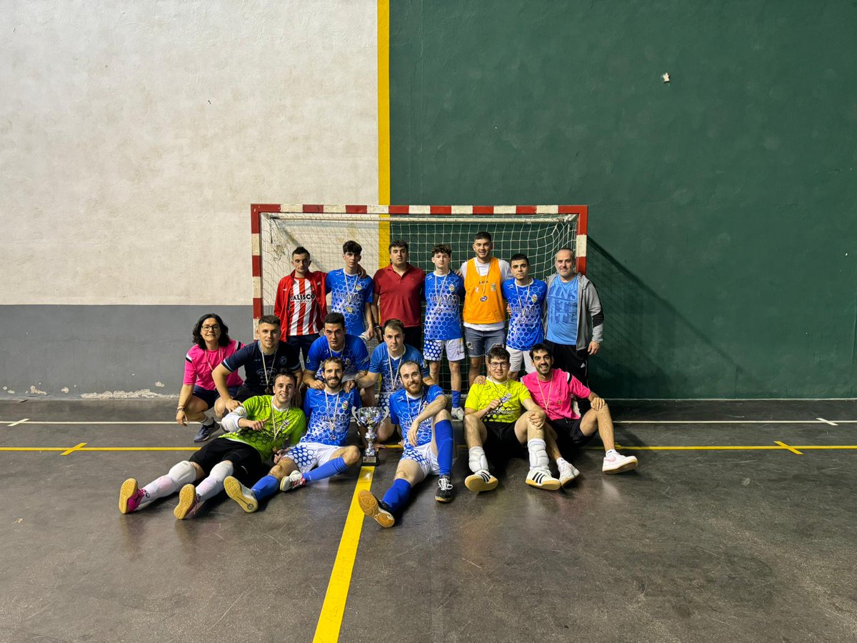 🏆 El @CDCAMINOCIENTA ha levantado esta tarde el trofeo que le acredita como campeón de la Copa Federación de Senior Territorial. ENHORABUENA‼️ #FutsalRiojano #CrecemosJuntos