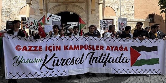 Gençler gençlerimiz, üniversite lise değildir, üniversitede ders kadar önemli şey duruş sahibi olmaktır, mazluma göğüs germektir. Hakkın yanında olmaktır. #campusintifada