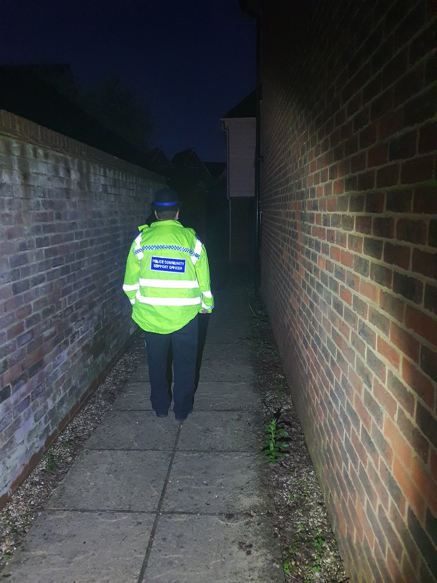 Postive #Footpatrol of Bolnore Village this evenings  around the roads, garages & a long the twittens #haywardsheath #midsussex #PCSO41813 #PCSO35651 @SussexPCC 
#bootsontheground