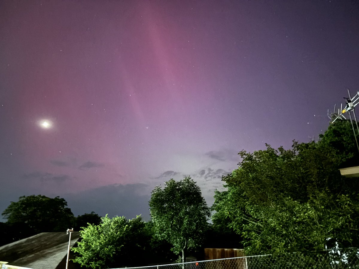TheChrisBarrows's tweet photo. @RickMitchellWX @DavidFinfrock @wfaaweather 

Can confirm Aurora here in Decatur. https://t.co/WWzZvZQkDw