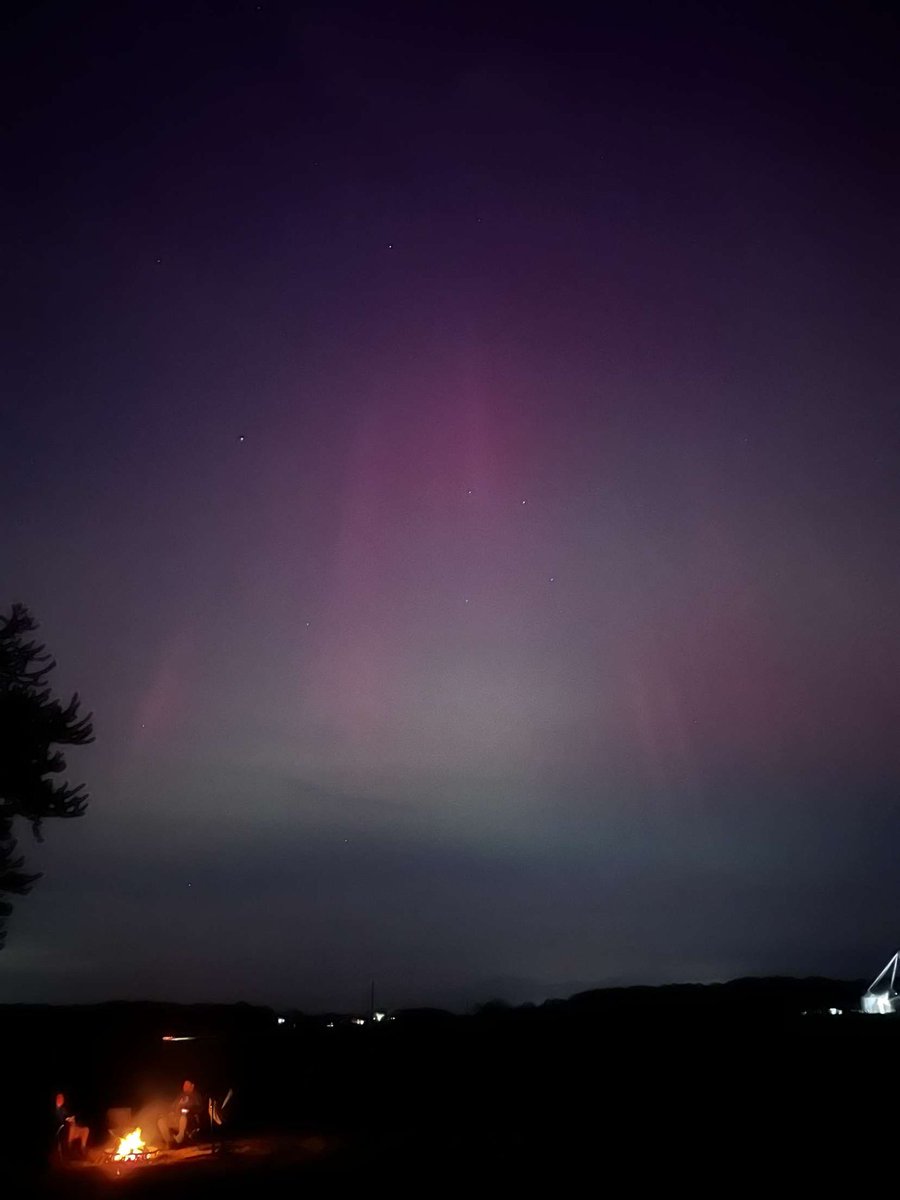 Walked outside to see the northern lights in Indiana 😮