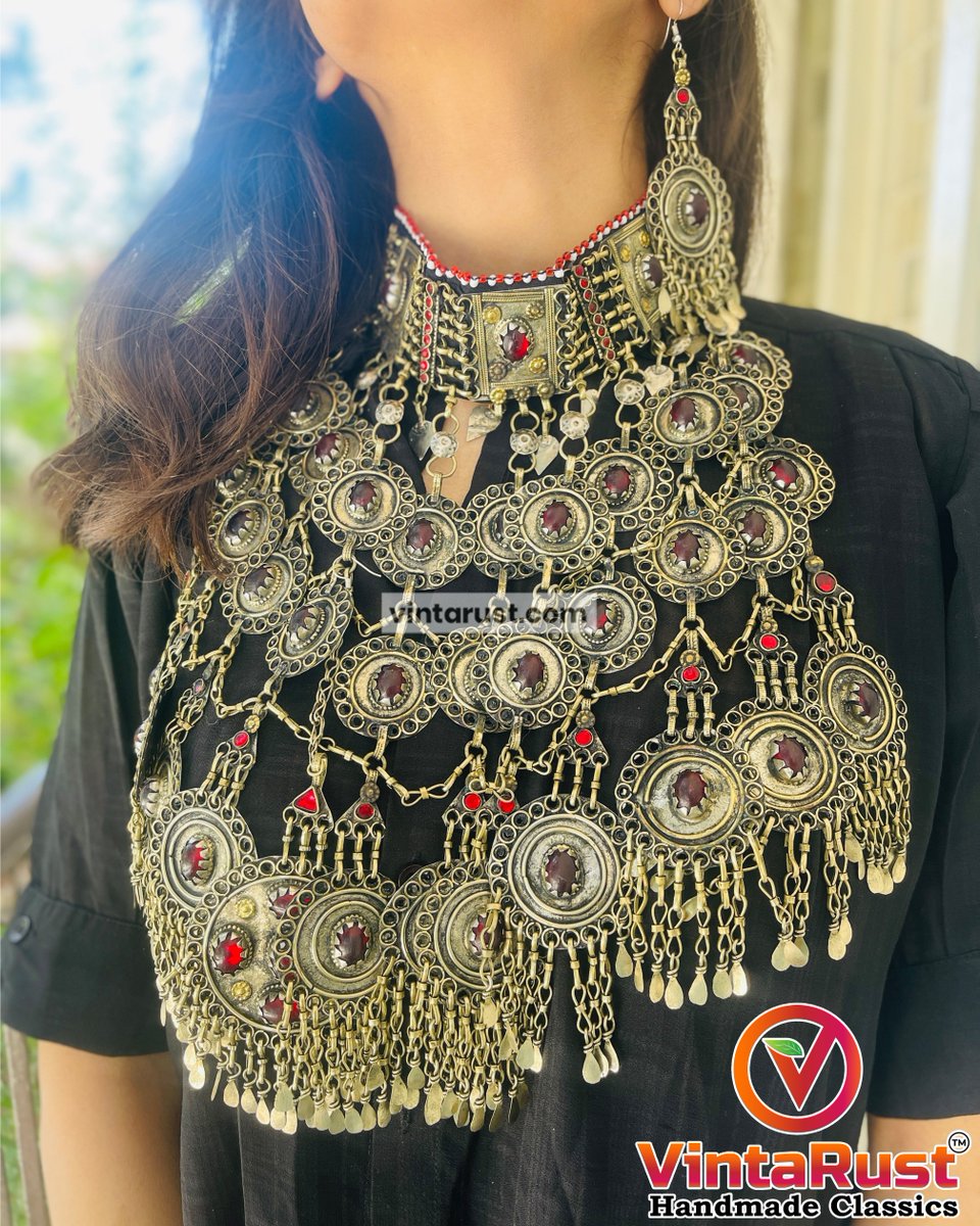Vintage Oversized Necklace adorned with striking red glass stones!✨🌹 Shop now: buff.ly/3q7KCrG #vintagejewelry #bohonecklace #oversizednecklace #redglassstones #bohostyle #statementnecklace #handmadejewelry #artisanjewelry #uniquefinds #vintagefinds #bohoaccessories