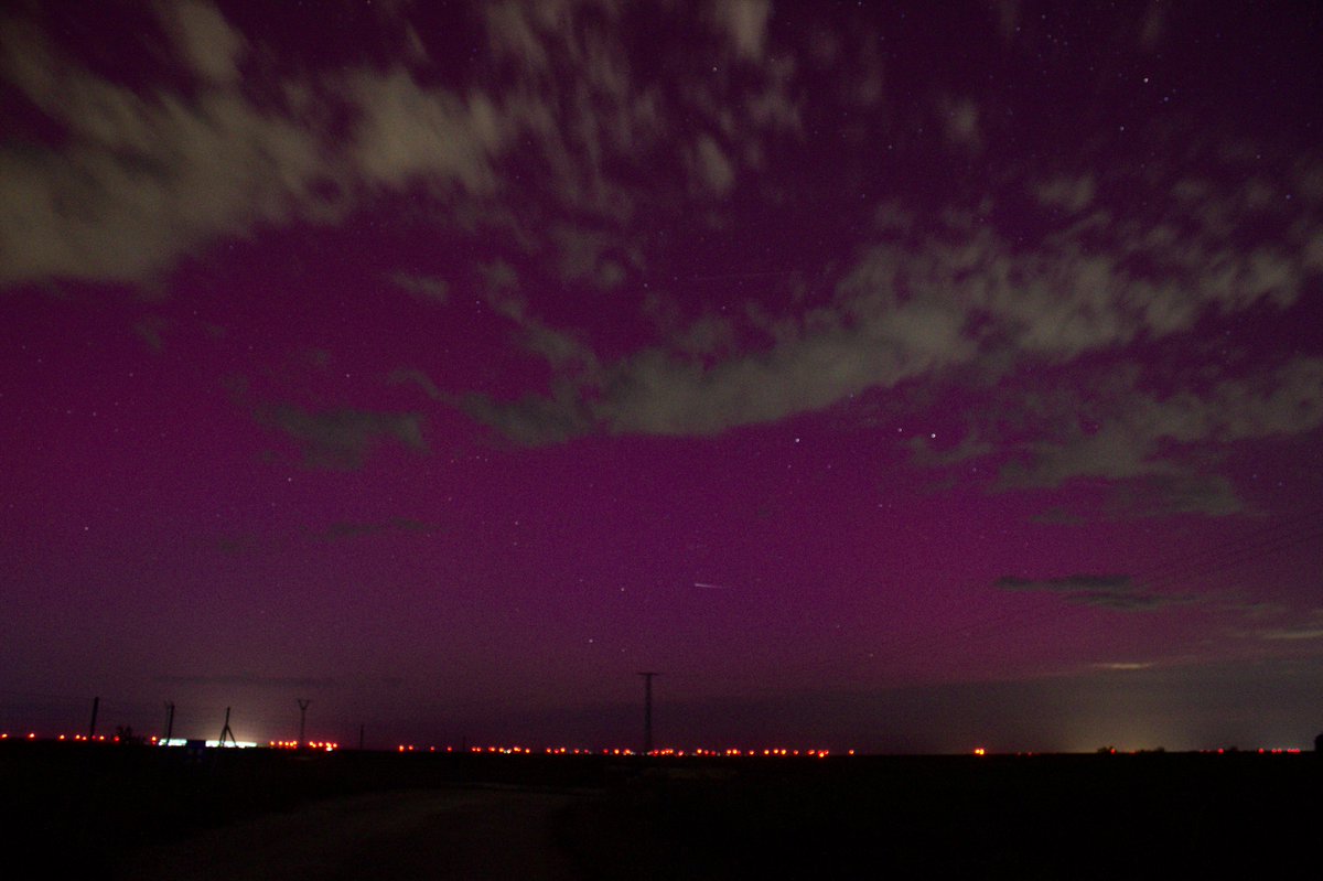 Aurora boreal vista desde los páramos de Zaratán y Villanubla, junto a Valladolid. Es increíble lo que hemos vivido estas últimas horas en la Península Ibérica. Y además inesperado. Una cosa es ver el reflejo de una aurora lejana (que ya es raro) y otra tenerla justo delante.