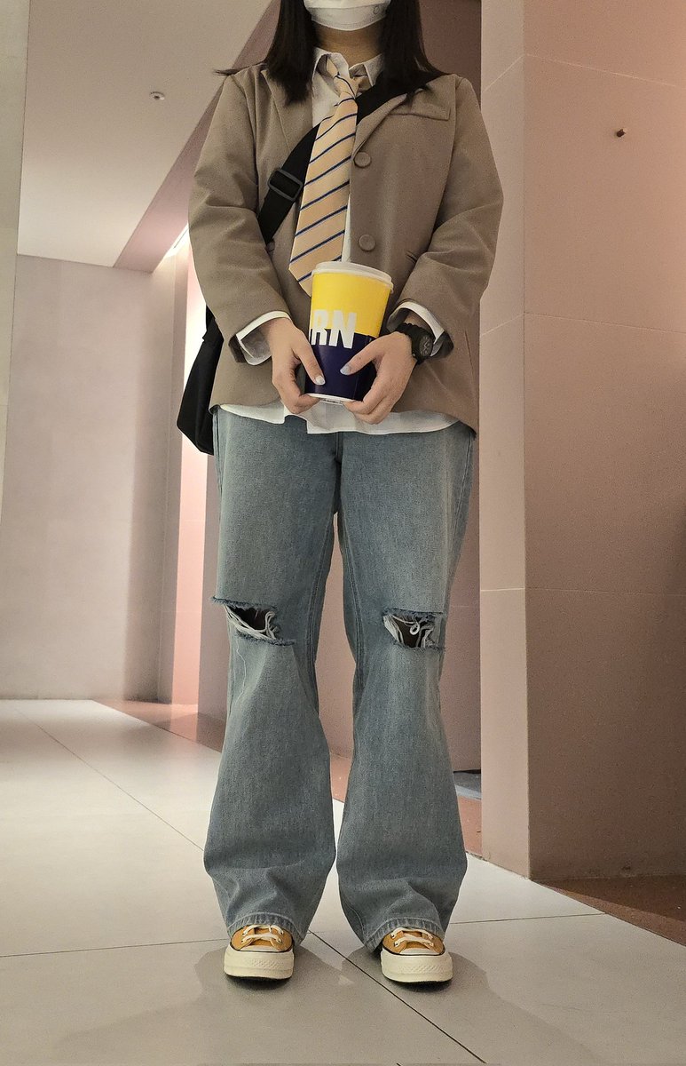 chrochet_408's tweet photo. 더현대 경수 팝업 도착!
네...생각보다 본격적 마스 코스프레죸ㅋㅋㅋ
팝업 근처 스타벅스에 있어요!
팝업 구경하시고 팝콘 키링 받아가세요🍿

#도경수 #DOHKYUNGSOO
#성장 #Blossom #Popcorn #Mars https://t.co/6AdVzGL0XD