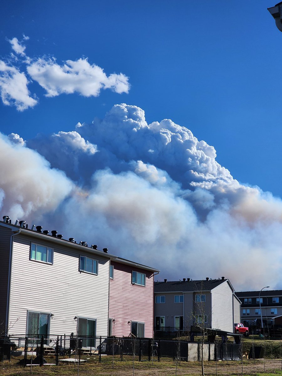 Alberta: The Fire known as Wildfire MWF017 has grown to 2,500 acres and has prompted evacuation alerts for Saprae Creek and Fort McMurray. The fire is now less that 10 miles from Fort McMurray. Alberta, Canada saw extreme fire weather warnings this afternoon. “She gone.” 📷:…