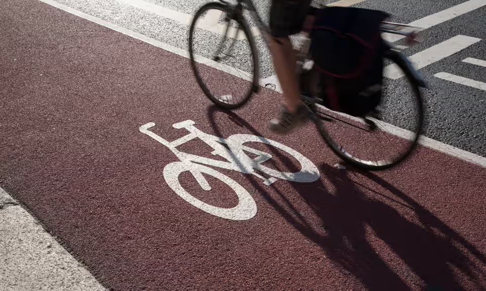 <a href="/CKNW/">CKNW</a> <a href="/JasJohalBC/">Jas Johal</a> ”Perhaps the most comprehensive study of the real-world impact of cycle lanes, found businesses on streets with separated bike routes grew on average more quickly than those without.”

Remember, bike-lanes mean business.

10 WRONG Myths about Bike-Lanes.

theguardian.com/environment/bi…