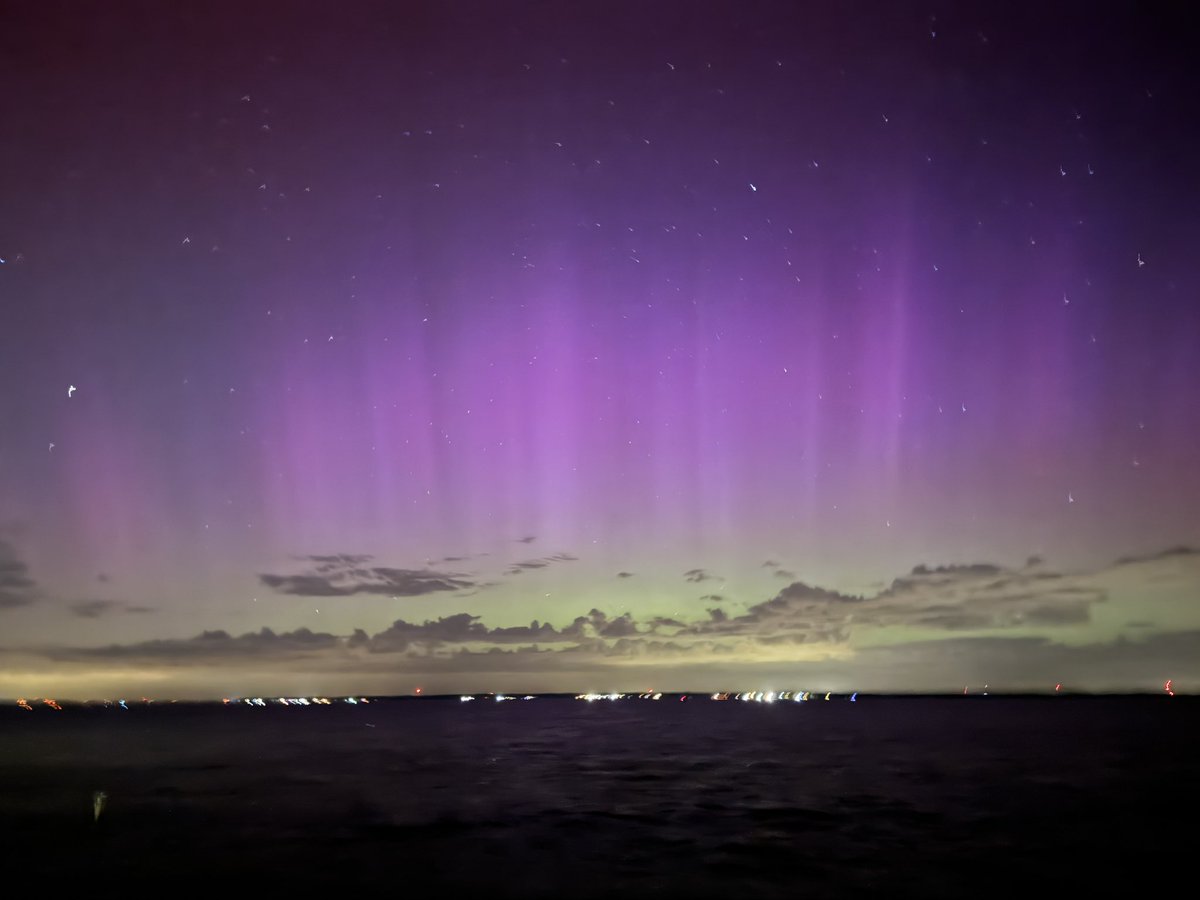 These pillars are INSANE they’re bright to the naked eye!! South Carolina!! #aurora