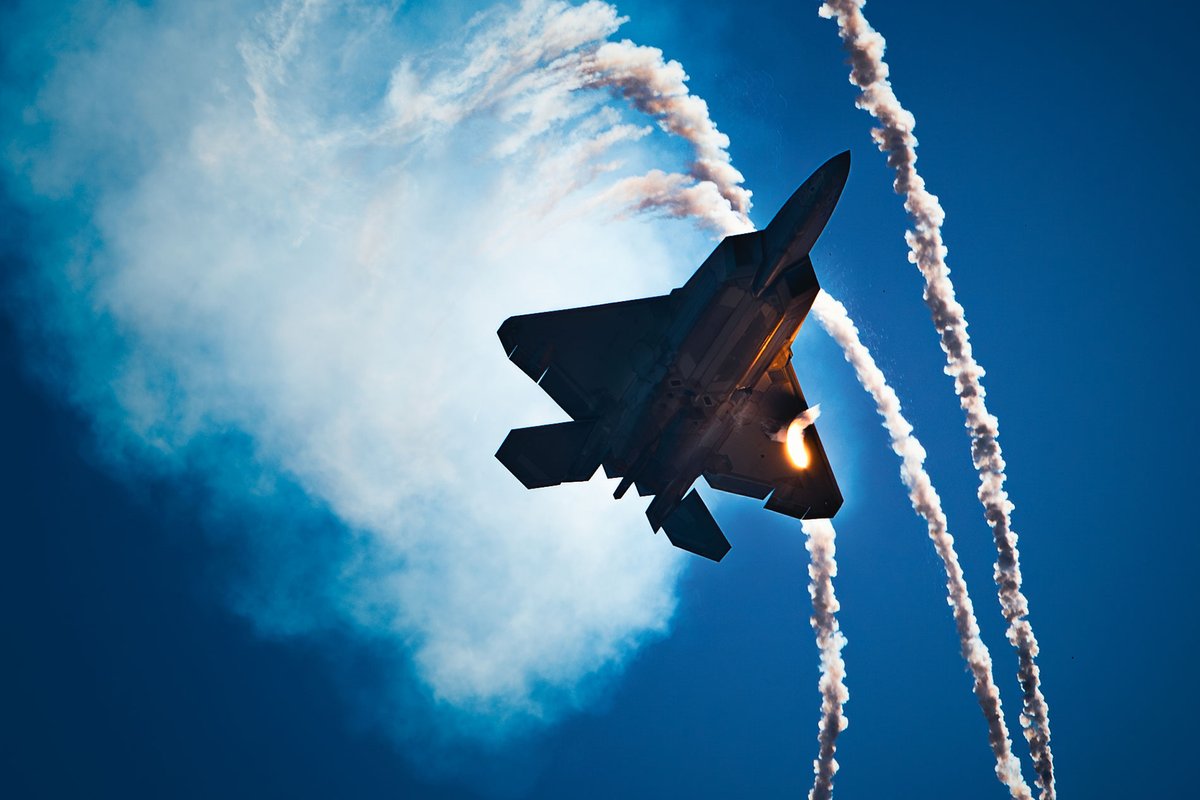 Painting the sky.

 The Air Force F-22 Raptor Demonstration Team lights up the sky as they deploy flares over the Gulf of Mexico during the Gulf Coast Salute Air Show in Panama City Beach, Fla.