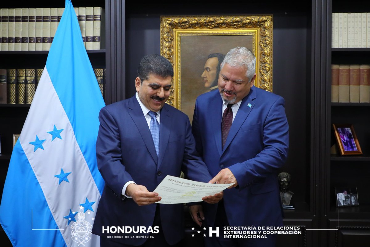 📌| En nombre de la Presidenta @XiomaraCastroZ, el Canciller @EnriqueReinaHN, realizó la entrega del Exequatur al Primer Cónsul Honorario de la República Eslovaca ante el Estado de Honduras, Jorge Alberto Faraj Faraj.