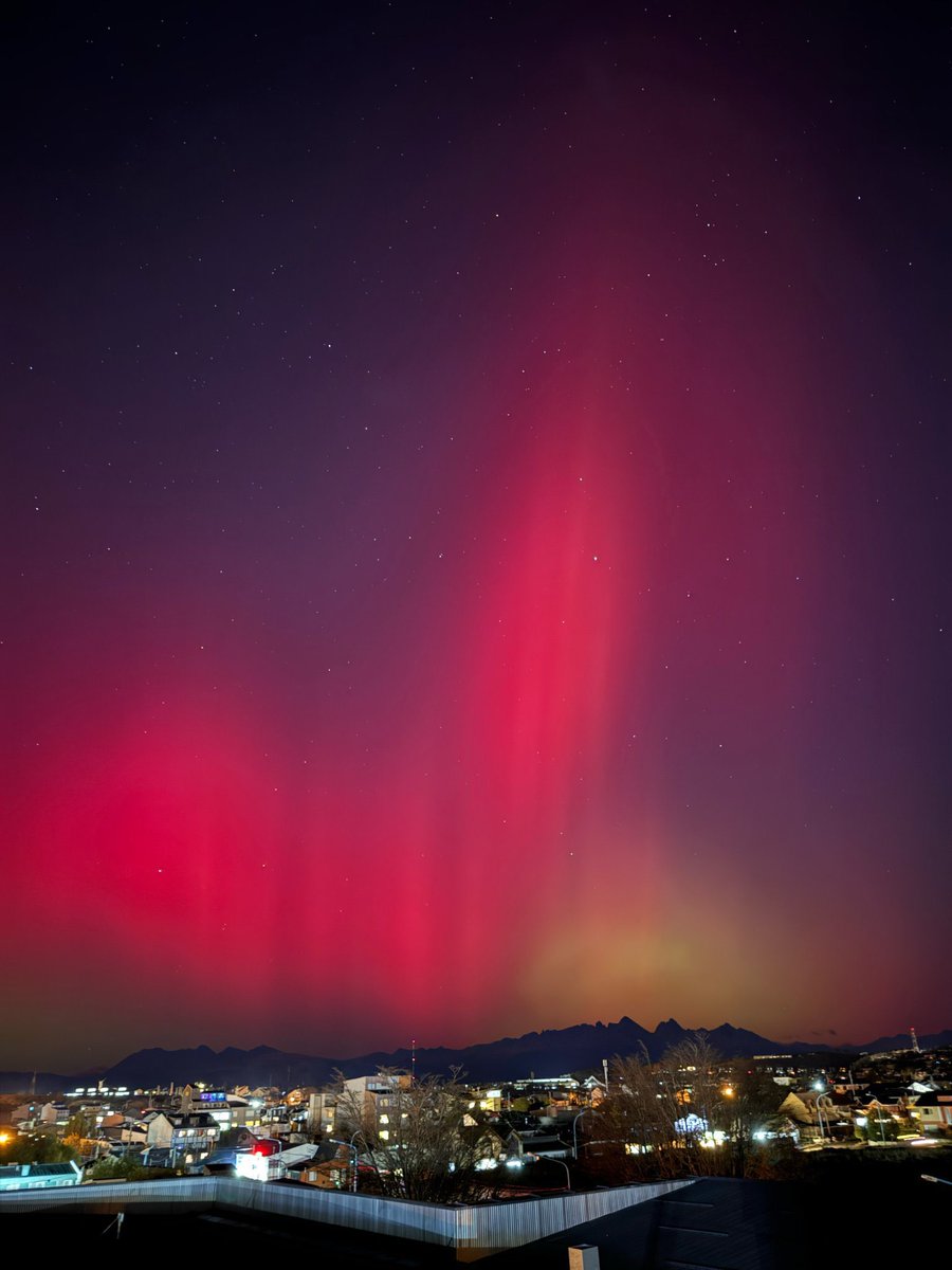 🌍 | Imágenes de la aurora boreal la noche del viernes en Inglaterra, Alemania, Suiza y Argentina, reporta The Weather Channel.