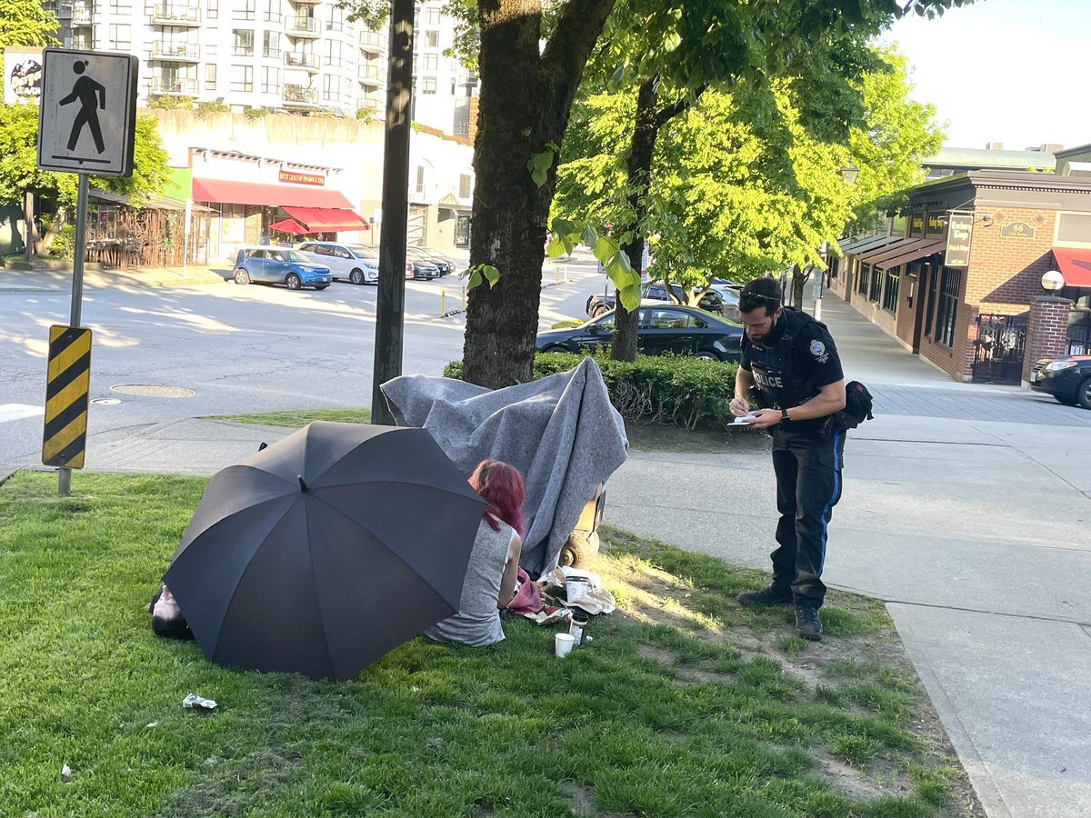 Cst. Winthrope from @NewWestPD now confirming the #welfare of two more people that appeared to be in possible medical distress.

So much of police work involves #service: filling gaps & connecting resources: doi.org/10.1080/156142…

#newwestminster #tweetalong