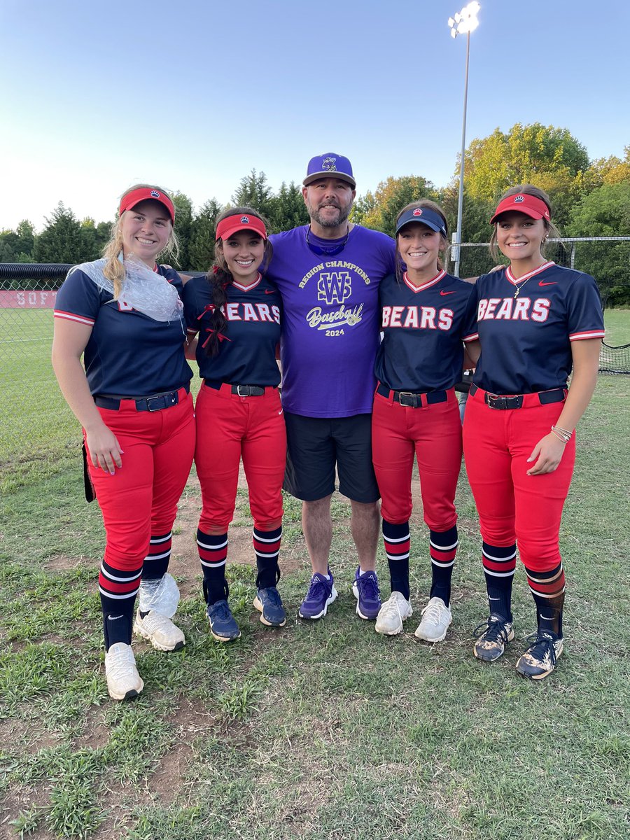 Great seeing these girls tonight. They showed out,as always, on the field. Really proud of them. Keep it going!💪🏼🔥<a href="/kinskay06/">Kinsley Kay</a> <a href="/Chloe_Maness24/">Chloe Maness</a> <a href="/emilybrown009/">emily brown</a> <a href="/livvhall19/">Liv Hall</a>