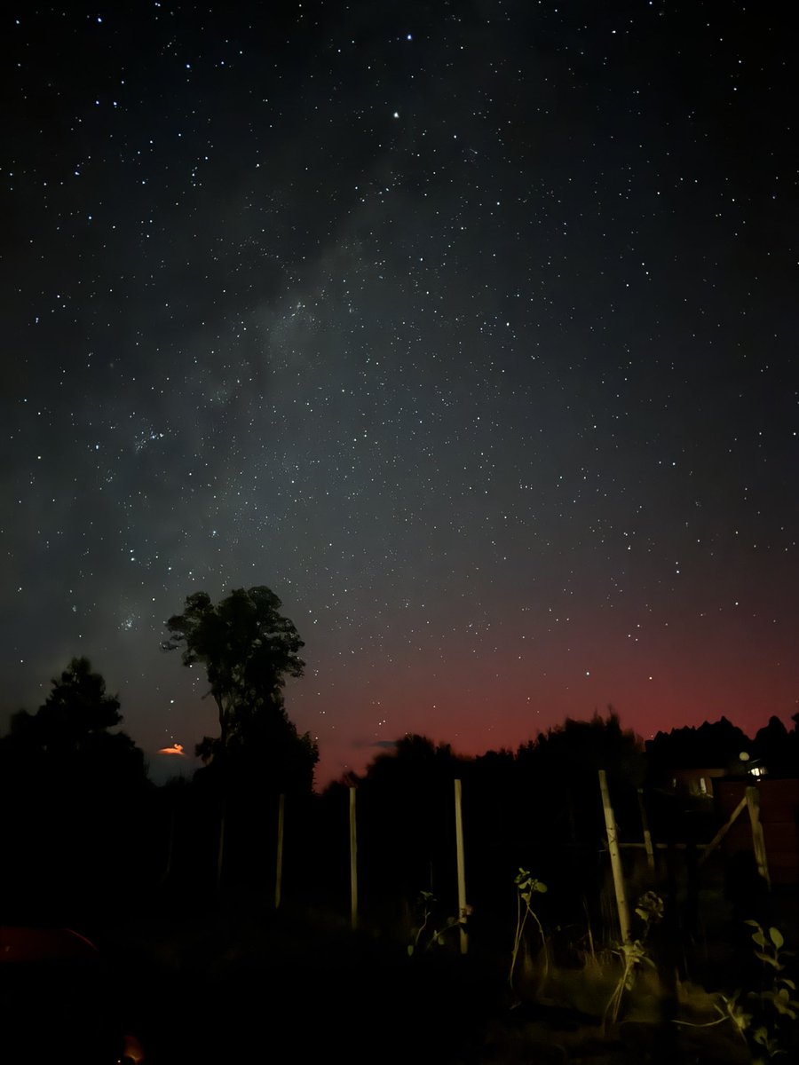 Aurora austral junto al volcan villarrica, Chile.