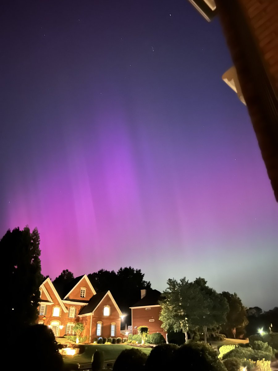 Long exposure on camera…can faintly see with naked eye!! Milton, Georgia #aurora #Auroraborealis #solarstorm @FOX5Atlanta @GoodDayAtlanta