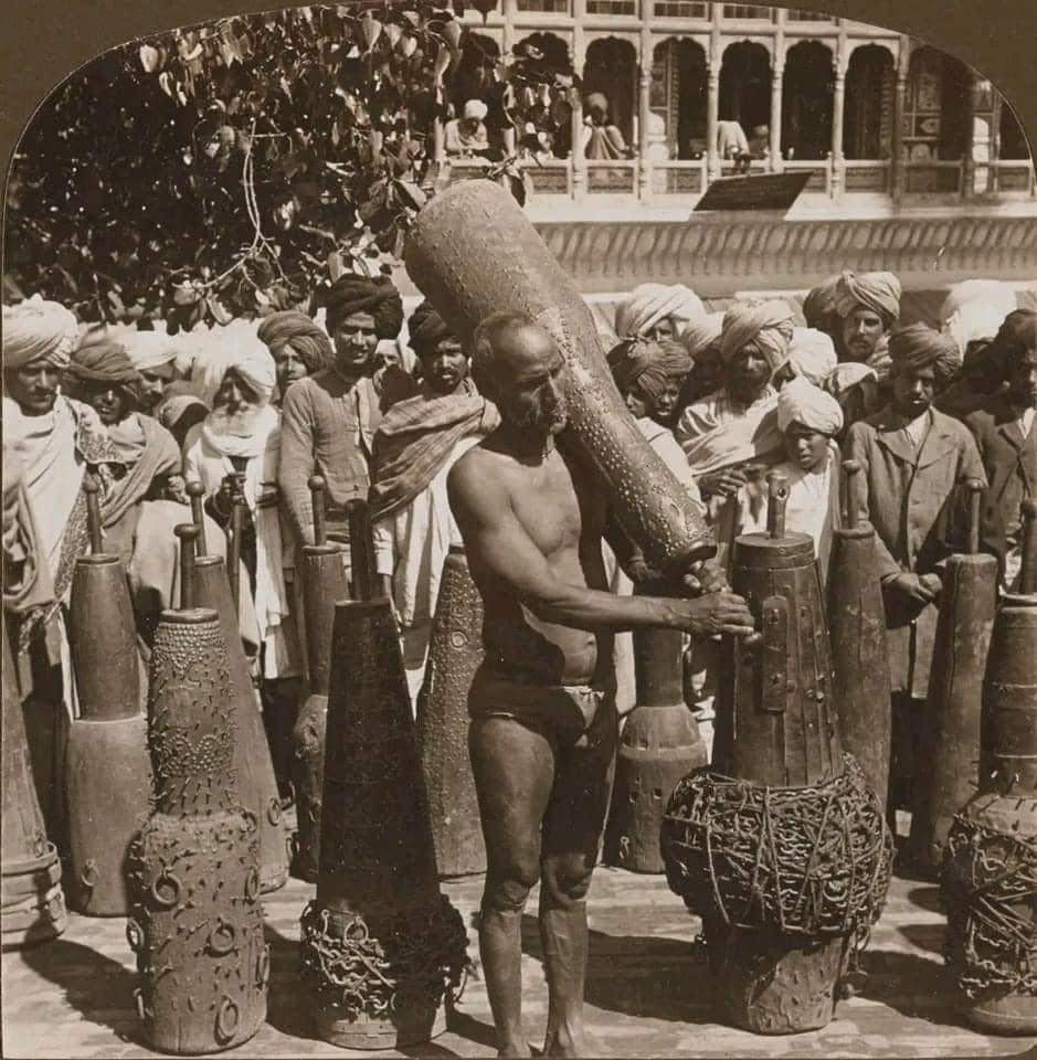 In India, a powerful man effortlessly lifted weights ranging from 73kg to an impressive 290kg, showcasing his incredible strength while wielding mudgals with finesse.

Photograph circa: 1903

#IndianHistory #Bharat