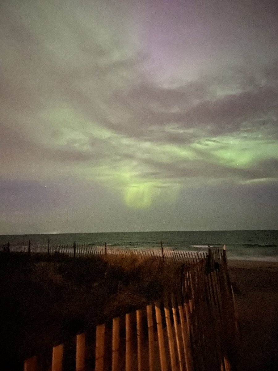 Jbukow2's tweet image. Aurora seen overhead through the clouds at Rexhame in marshfield @ericfisher