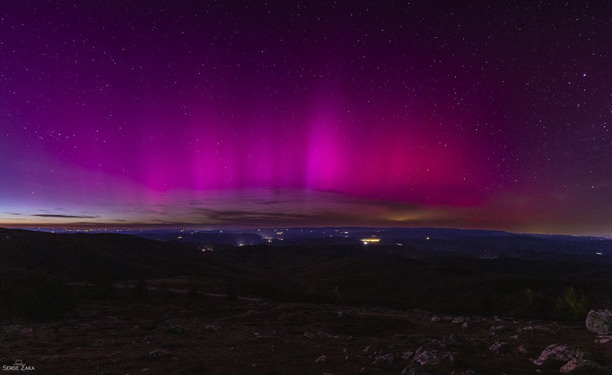 chematierra's tweet image. INCREÍBLE 🌞
La Tierra está experimentando la #TormentaGeomagnética más poderosa (G5 severa) en más de 20 años, con auroras boreales visibles a simple vista en latitudes más bajas de lo normal!

Esta bella imagen del Monte Aigoual, en las Cévennes, sur de Francia 🇫🇷…