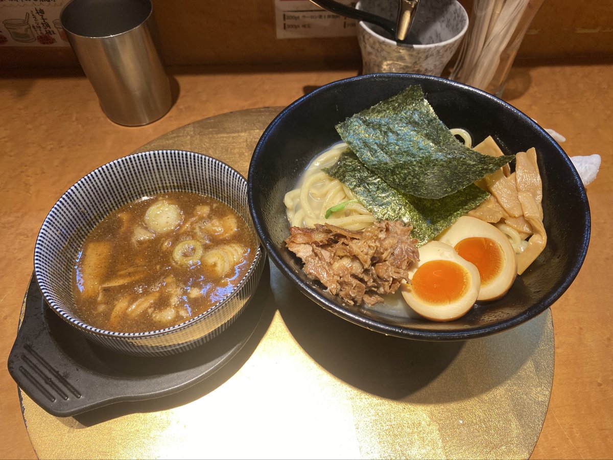 いつも運んでばっかりだから食べてみた🙄
食券買ってから鶏白湯ラーメンがイチオシなの知ったよ🤯
北千住っぽくないオシャレなお味🥳