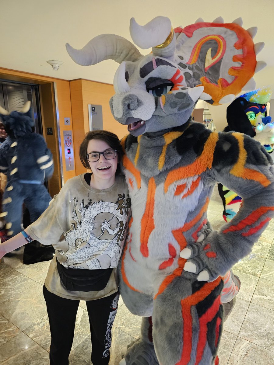 CAN SOMEONE TAG THIS SUITER !! OMFG I LOVE THEIR SUIT SMMM 😭😭😭💕