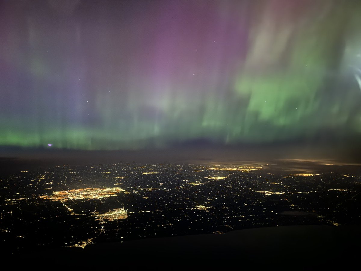 Northern lights flying over Detroit/ Windsor right now!!!!!