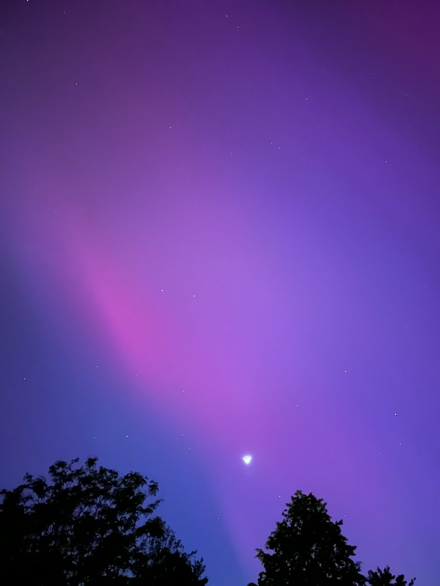 FPWellman's tweet photo. Northern lights over St. Louis right now! https://t.co/9j8hRz4RVq