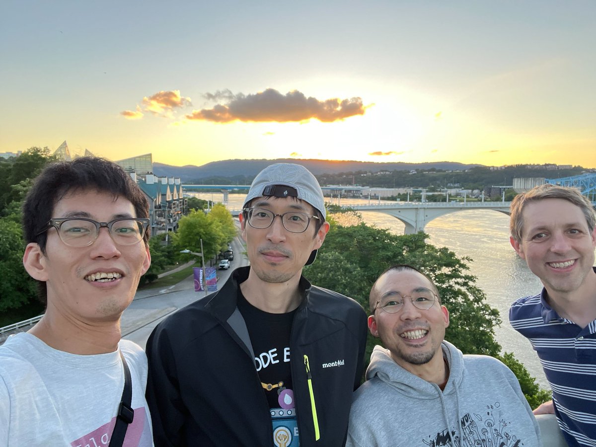 pojiro3's tweet image. Nice pic with @fhunleth 

We young kids walked about 3kms away from hotel to eat ice creams.

It was delicious 🍨 Thank you.