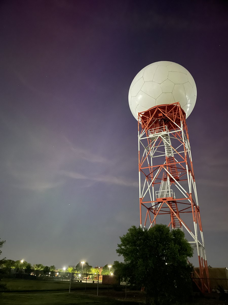NWSChicago's tweet image. The view of the #AuroraBorealis from our office

#NorthernLights 
#ILwx #INwx