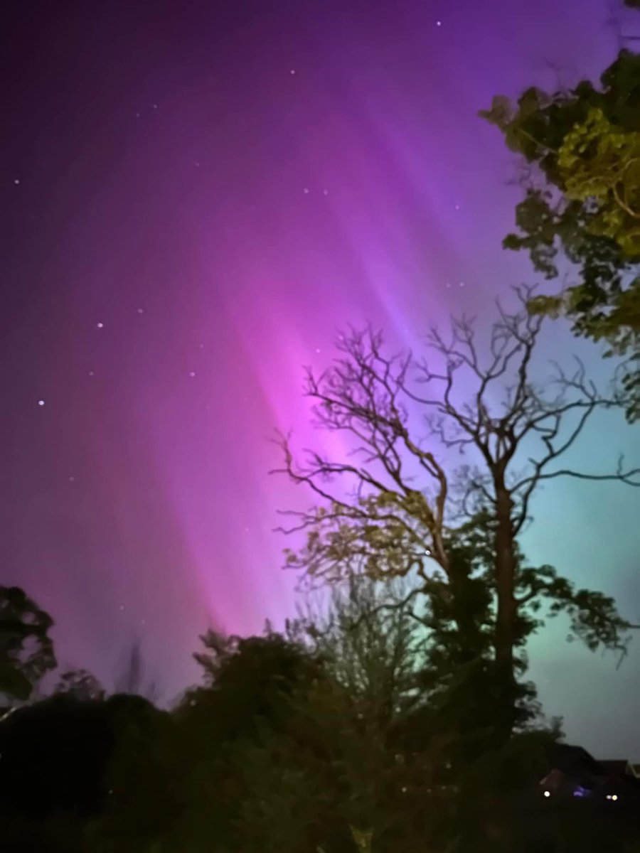 Look at the beautiful Aurora in Surrey, UK tonight.