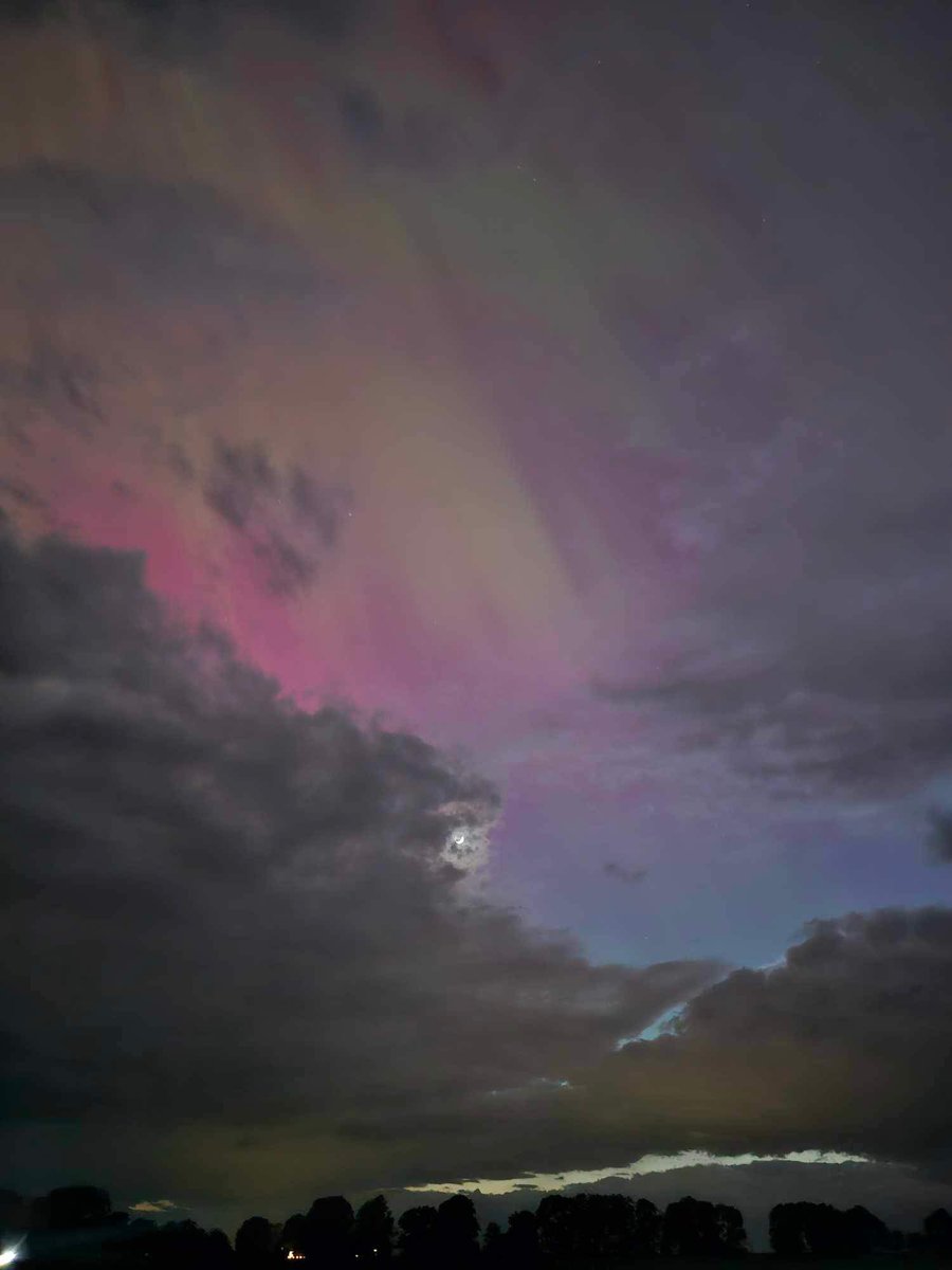 NWSChicago's tweet image. Here's a picture of northern lights from near Amboy, IL shared by Nick Bartholomew. Incredible shot, Nick! The northern lights peeking out from behind the tops of some showers.