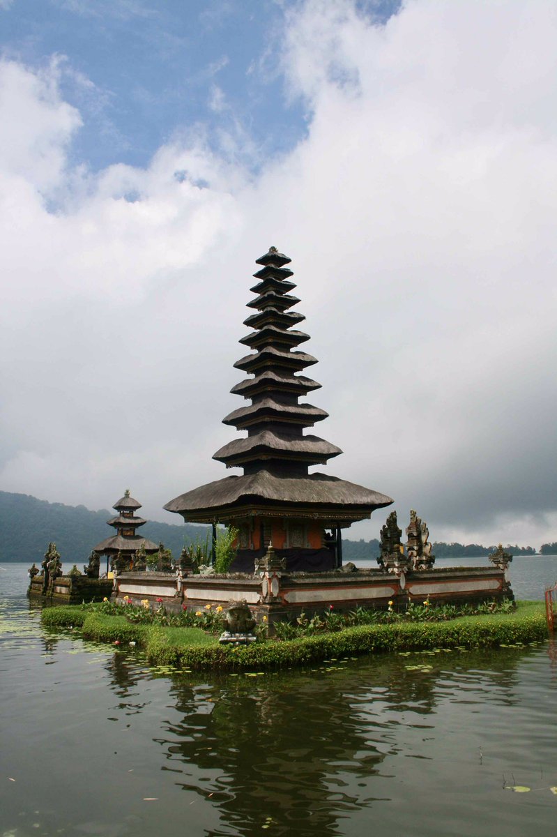 El Templo del lago Beratan en la isla de Bali, Indonesia 🇮🇩 en el año 2010. #alldaytraveling #amoviajar #aroundtheworld #beautifuldestinations #placestogo #letsgosomewhere #instavacation #igtraveller #igworldtrip #igglobalclub #greatphoto #bali #indonesia