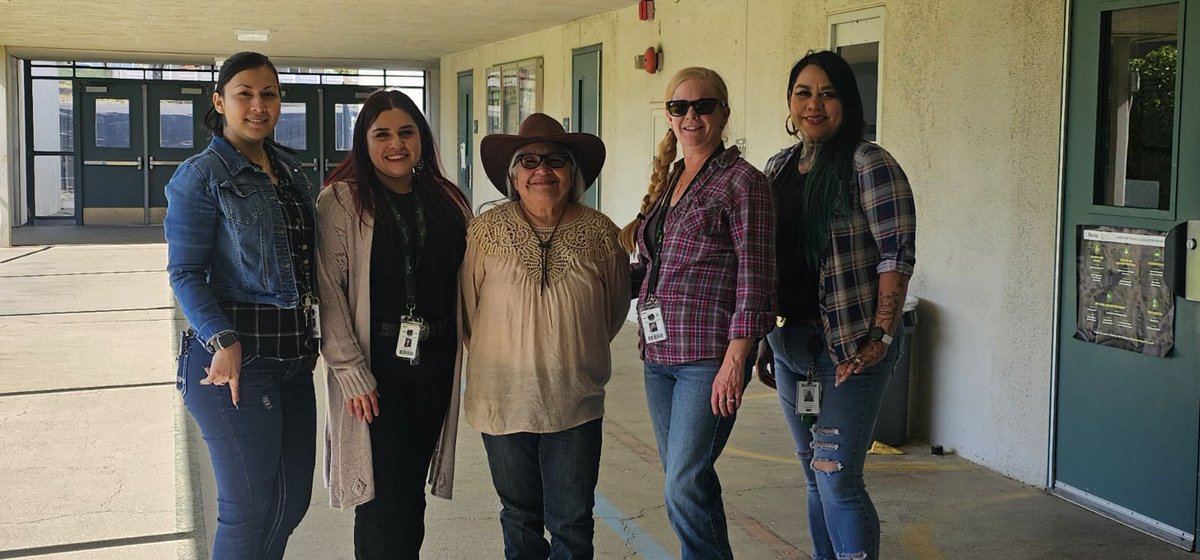 MelissaLee247's tweet photo. Country 🤠 spirit day at #CoombsAltEd Love our team de vaqueras 🐎 #finishstrong #schoolspirit #teamwork @BanningUnified https://t.co/7Esli26VuQ