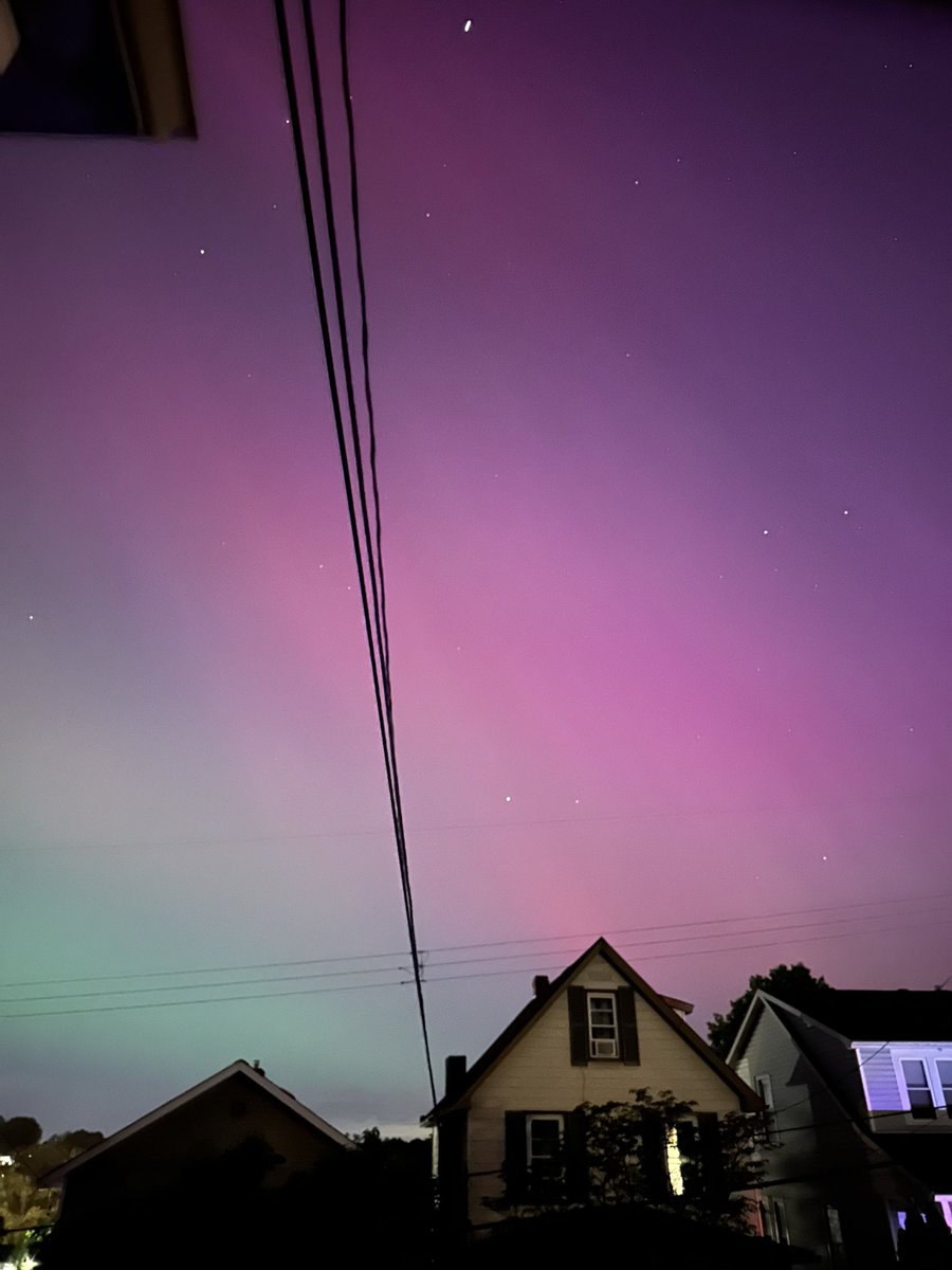Aurora borealis over Pittsburgh 😍
