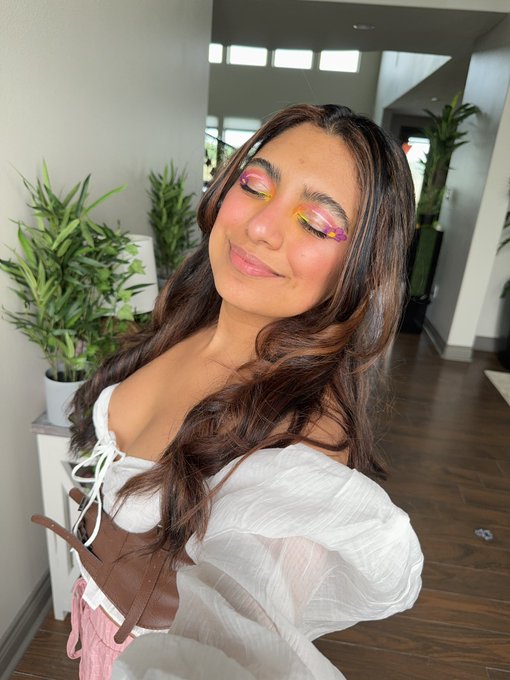 Looking for a girlfriend, any takers?  \(>&omega;<)/&hellip;💕 https://t.co/ezdiRAnqvN