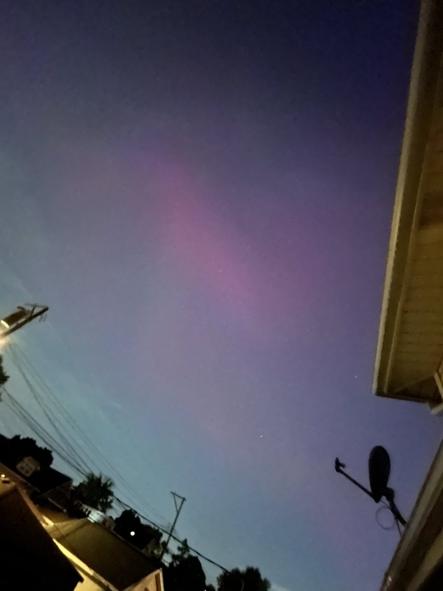 Northern Lights over Portage Park neighborhood in Chicago around 9pm local time! So beautiful! #Auroraborealis #solarstorm