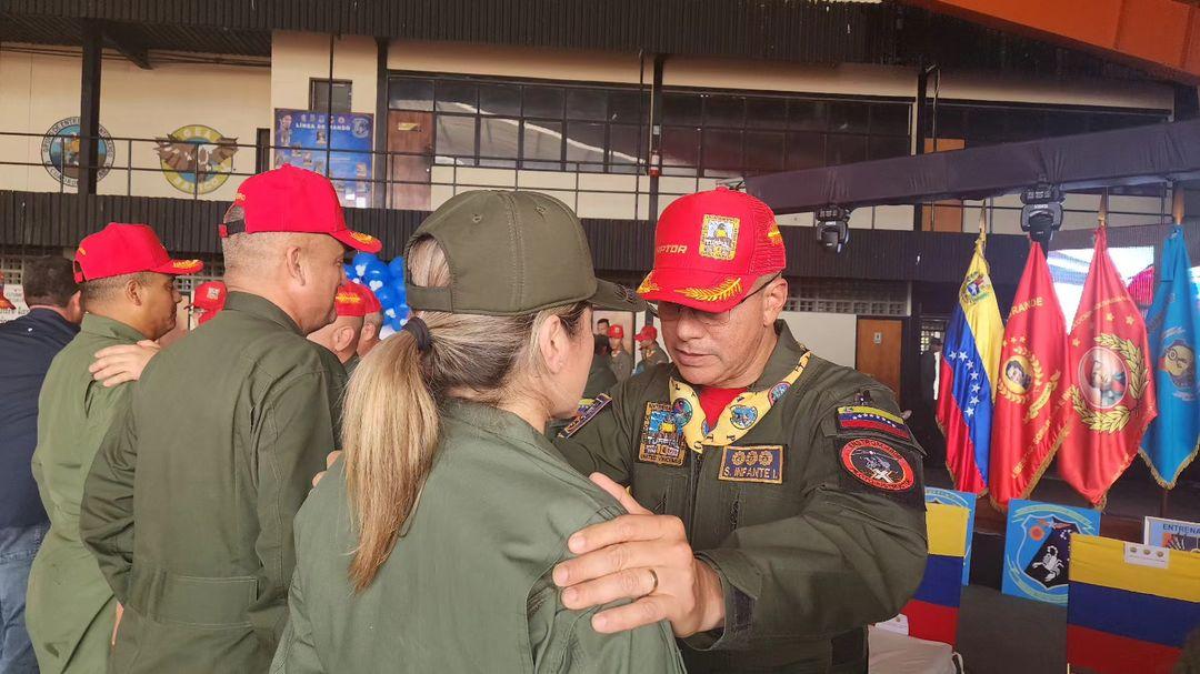 📷 #EnFotos ||  Desde el hangar del <a href="/Gea14Amb/">GEA14AMB</a>, se llevó a cabo el acto con motivo a la celebración de los 10 años de creación del sueño de nuestro Cmdte. Supremo el <a href="/CeaFanb/">CeaFanb</a>, así como también del <a href="/Gea18T/">GRUPO DE ENTRENAMIENTO AÉREO Nº18</a> y <a href="/GEA19_OFICIAL/">GEA19</a> unidadea donde se forman los futuros pilotos de la #FANB.