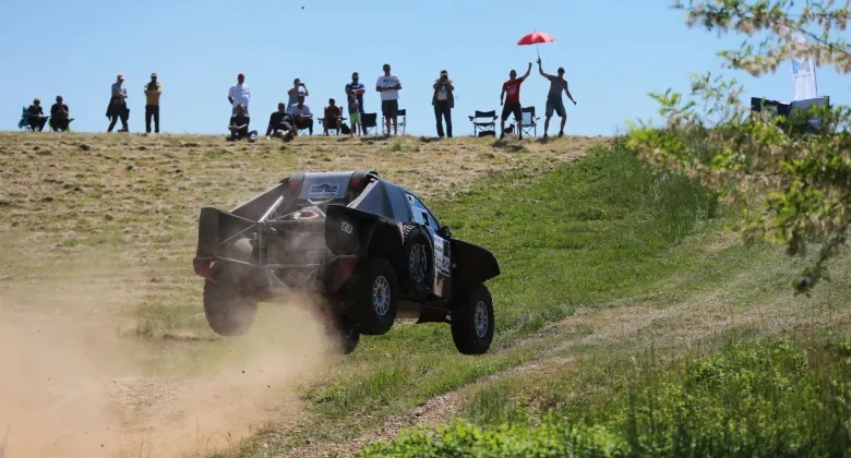 A Riverside Baja első napján 106,23 km-en száguldottak végig a versenyzők.
rallypass.hu/borulasok-soro…
#rallypass #hírek #M1FlottaMagyarTereprallyeBajnokság #Pápoc #RiversideBaja #tereprallye