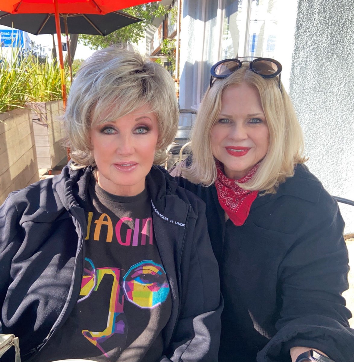 #OnMyWalk to lunch with one of my dearest friends ⁦@SusanLanier_⁩ ! We went to high school together & she is a fantastic actress & writer! Sooo much to catch up on!! And LAUGH about! Mask is on the table #BeKind #ReachOut Sending Love To You All💗🌷💗🎉💗🦋💗🌷🎉💗🦋💗🌷