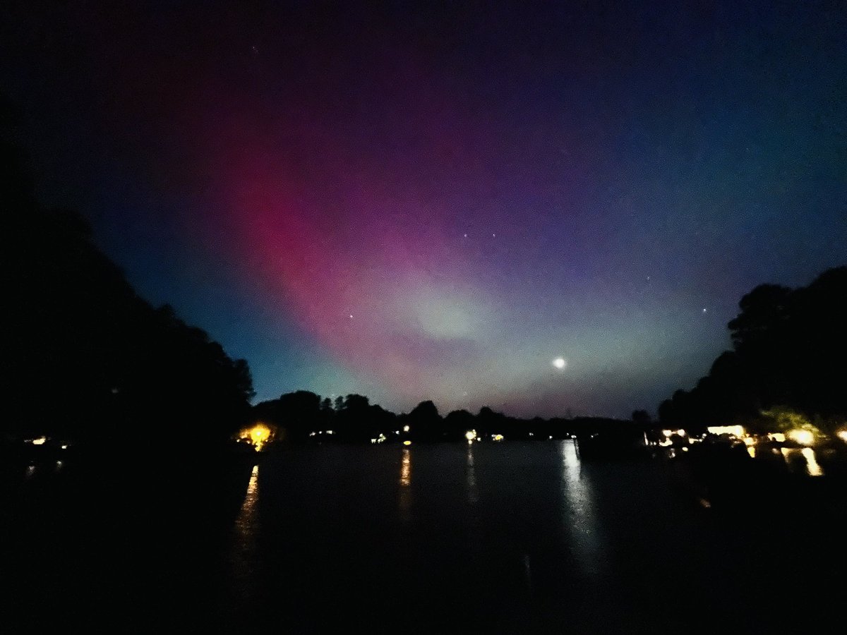 #aurora over Mountain Island Lake. #ncwx #cltwx #scwx @WBTV_News