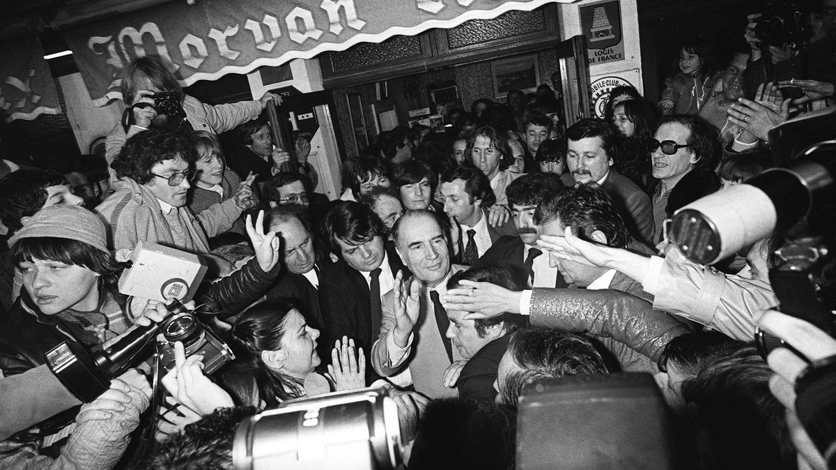 En un día como hoy, bajo una lluvia intensa en París, ganaba la elección presidencial el 10 de mayo de 1981 el socialista François Mitterrand: mis padres vivieron esa victoria con gran felicidad en plaza de la Bastilla, fue algo así como 'vencimos y fue hermoso'. El tiempo pasa..