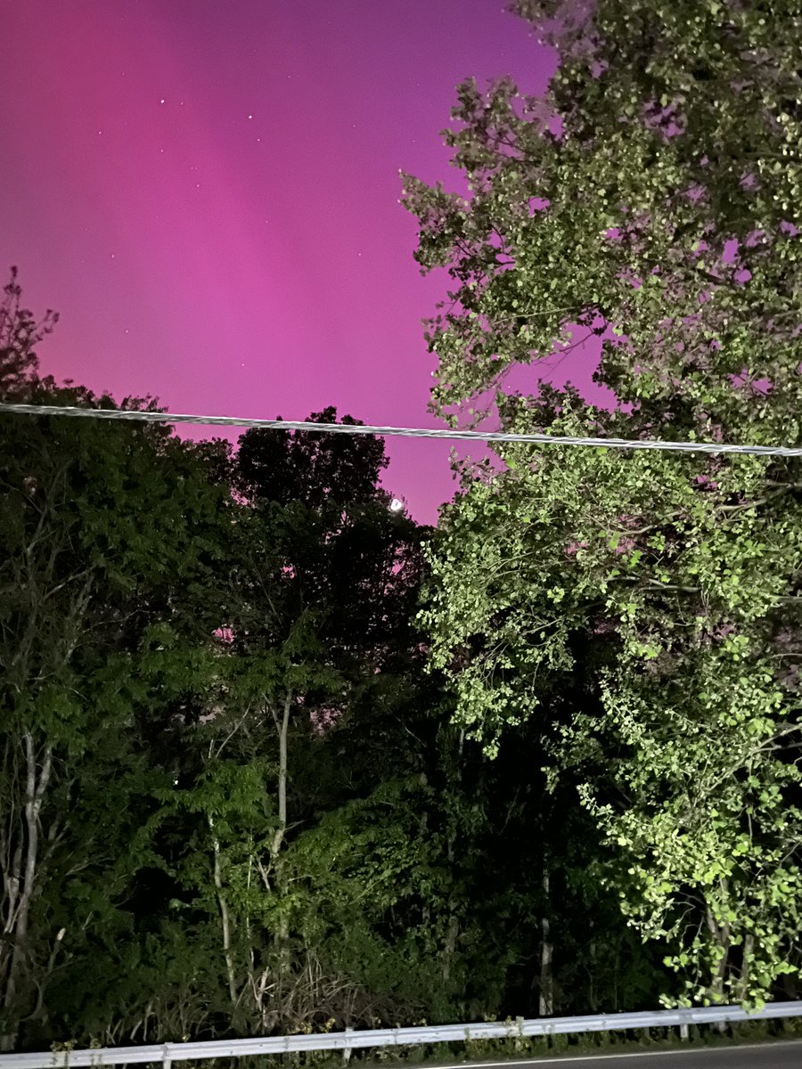 my_forgotten's tweet photo. #Auroraborealis  #SouthernOhio #2024 

How amazing is this! I’ve never seen it and never thought I would see it without having to travel north. The universe is amazing https://t.co/JcOt8TvF3I