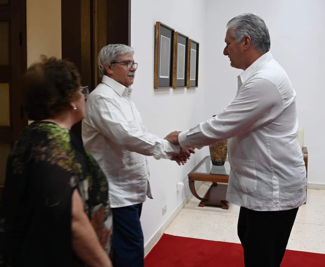 El presidente de #Cuba @DiazCanelB sostuvo fraternal encuentro con el secretario general del Partido Comunista Libanés, Hanna Gharib. #CubaCoopera #CubaPorLaPaz