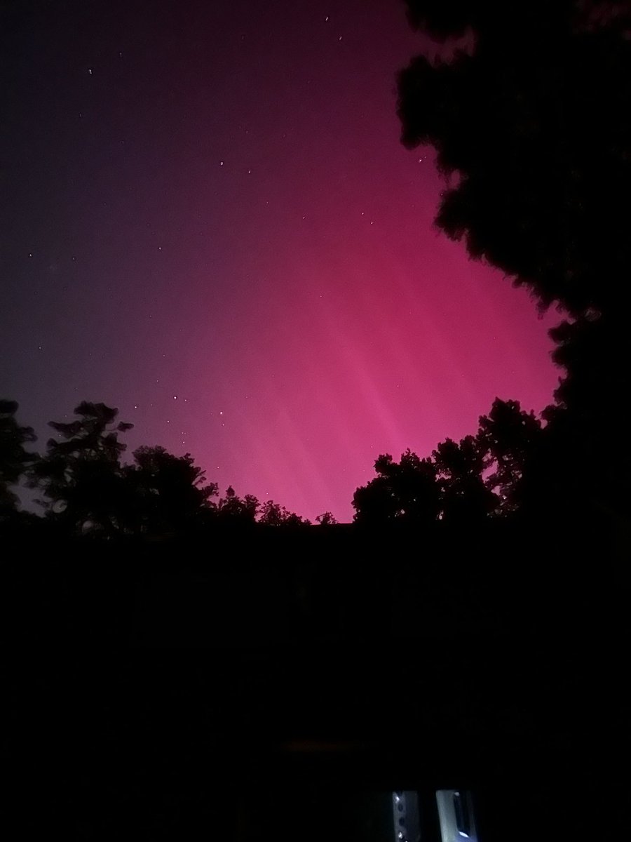 cmschoon's tweet image. Once a science nerd, always a science nerd. And they said the aurora wouldn’t go this far south. #G5 #Aurora