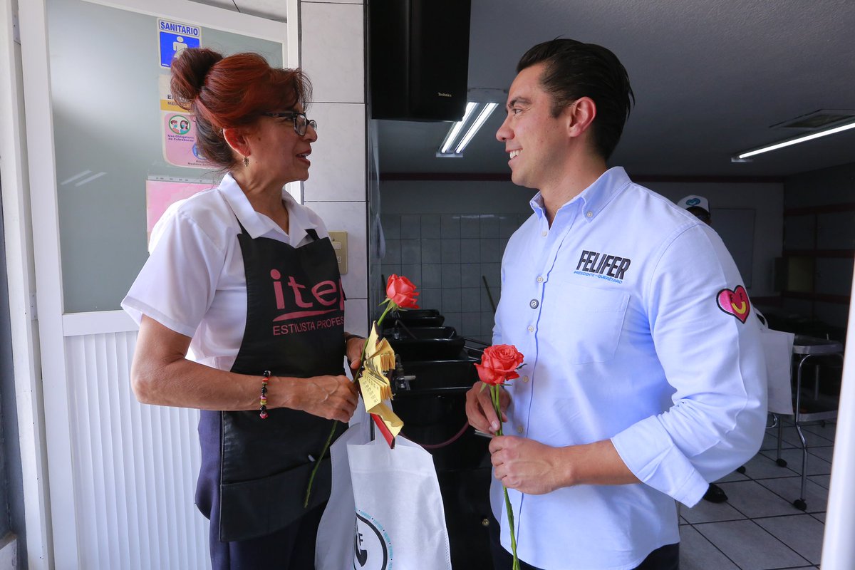 Recorriendo las calles de nuestra ciudad y aprovechamos para darles un pequeño detalle al pilar de nuestra familia, a nuestras jefas. ¡Felicidades! #DíaDeLasMadres