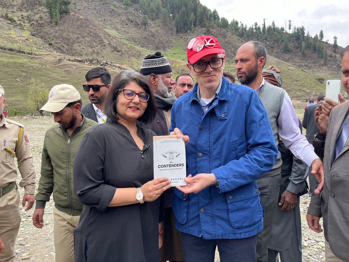 Caught up with @OmarAbdullah at Machhal, Baramulla and gave him a copy of my book @TheContenders01 @SimonSchusterIN on GenNext leaders that has a chapter on him ! @NewsX